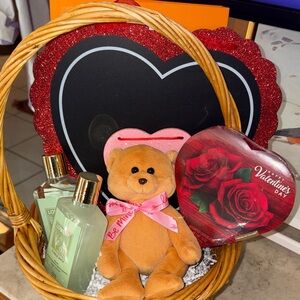 Love Green Body Wash Gift Basket with Teddy Bear/ chocolate